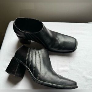 Clarks Women's Boot Size 9 Block Heel Ankle Pump Shootie Black Leather Squared